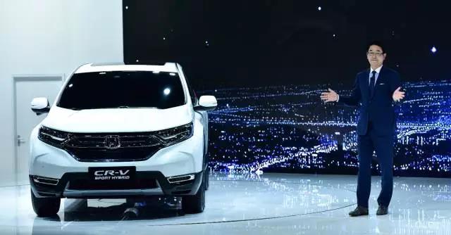 作為全球最暢銷的SUV， CR-V創(chuàng)造了無(wú)數(shù)個(gè)奇跡。撇開全球不說(shuō)，從2004年CR-V被引進(jìn)到中國(guó)市場(chǎng)以來(lái)，就開拓了城市SUV市場(chǎng)，開啟了國(guó)內(nèi)高品質(zhì)SUV生活潮流。進(jìn)取之路永不停止，就在此次上海車展期間，東風(fēng)本田CR-V也終于迎來(lái)了全新?lián)Q代，實(shí)現(xiàn)了從內(nèi)到外的全面革新。