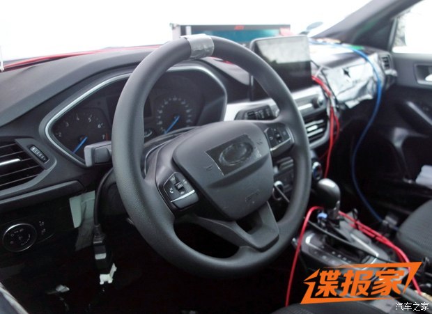 年內上市 國產(chǎn)全新?？怂箖蕊椪櫿帐灼? />
</p>
<p>
	從諜照來看，新福克斯采用了一款風格與現(xiàn)款車型相似的三輻式多功能方向盤，變化均發(fā)生在細微處，如按鈕布局和飾條造型等。與此同時，新車的儀表盤取消了雙炮筒式設計，但內部的布局依然與現(xiàn)款車型相類似。
</p>
<p style=