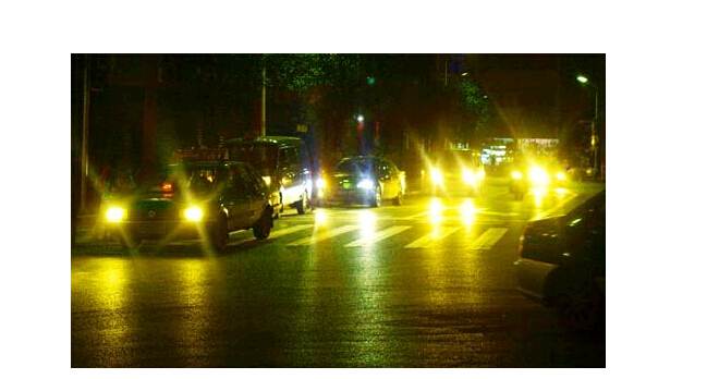 夜晚開車，小心穿了隱身衣的黑衣女子，會(huì)吃人！