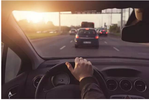 開車的這些陋習(xí)，據(jù)說會開車的人都犯過！別說你沒有！