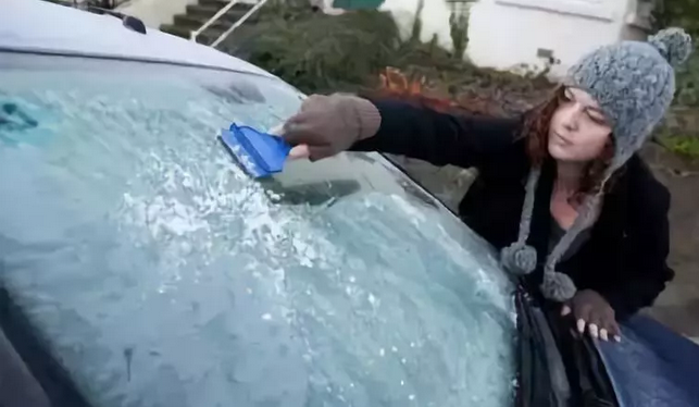 汽車玻璃結(jié)冰怎么辦，簡單處理有妙招